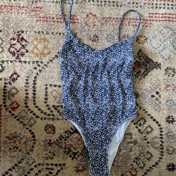 Ele swims one piece swimsuit - Picture 6 of 7